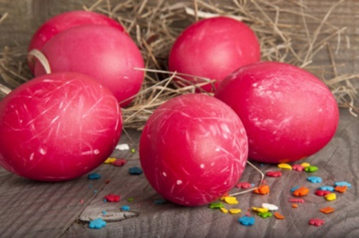 Как покрасить яйца свеклой на Пасху своими руками
